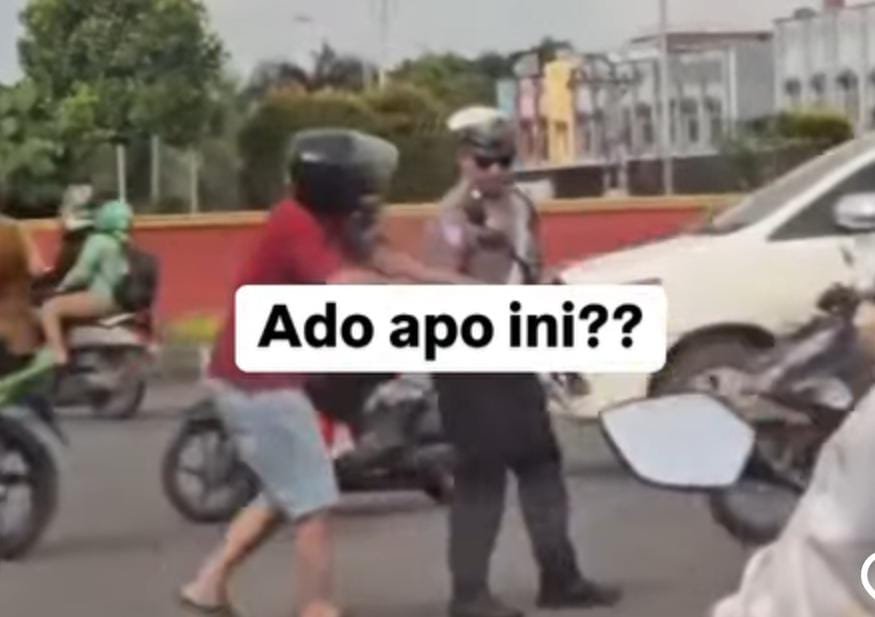 Viral! Ditegur Tak Pakai Helm, Pengendara Motor di Palembang Malah Tarik-Tarik Tangan Polisi Lalu Lintas