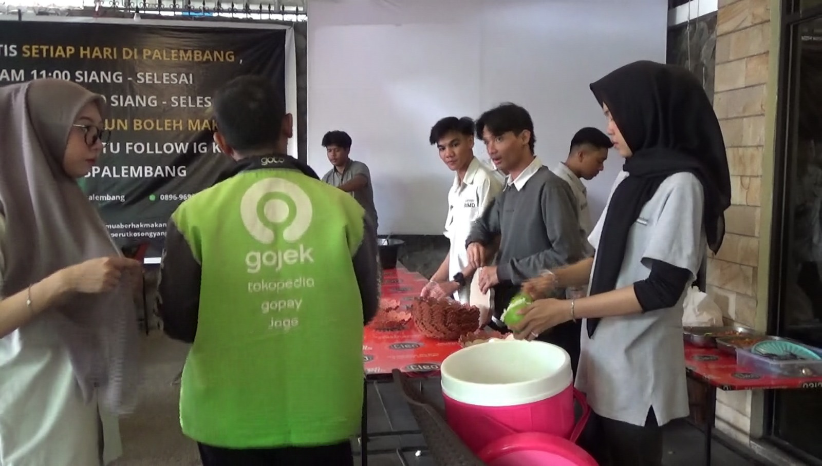 Sebagai Aksi Sosial, Sate Taichan Bagikan 200 Porsi Makan Gratis Setiap Hari 