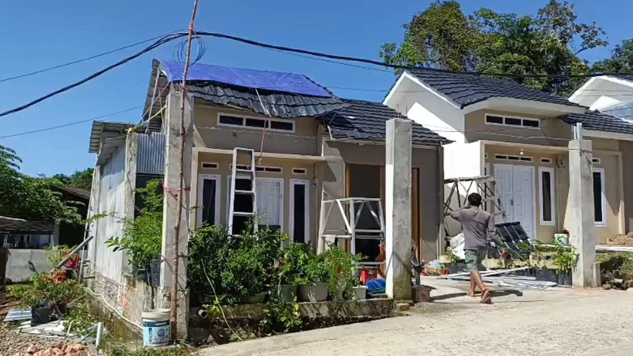 Atap Rumah Warga Muara Enim Ambruk Disapu Angin Kencang