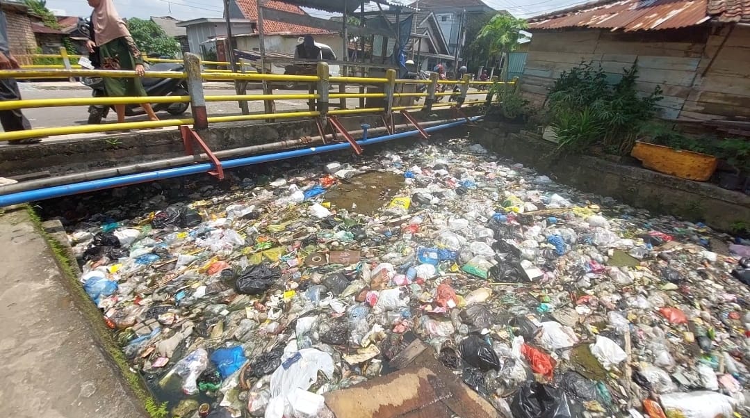 Tumpukan Sampah di Aliran Sungai Bendung, Menebarkan Aroma Tak Sedap