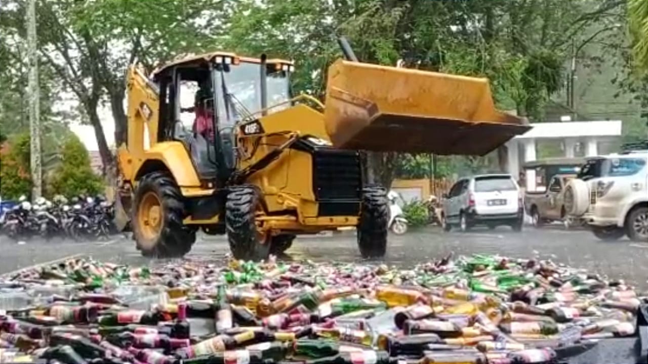 Tutup Tahun, 3600 Botol Miras Dimusnahkan di Muara Enim