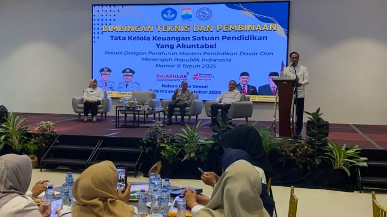 Walikota Palembang Ratu Dewa Buka Bimtek Tata Kelola Keuangan Pendidikan