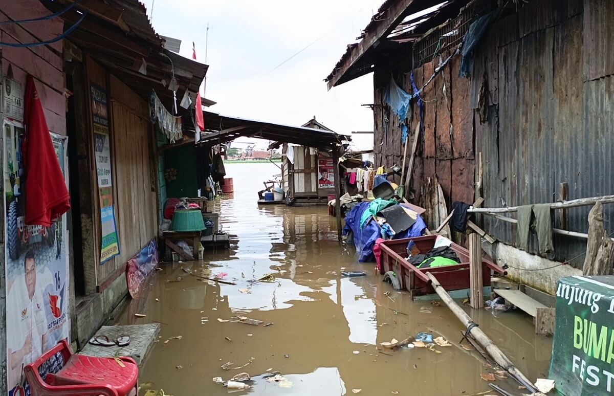 Rumah Dihuni 30 KK di 28 Ilir Terendam Banjir Air Pasang Sungai Musi dan Curah Hujan Tinggi