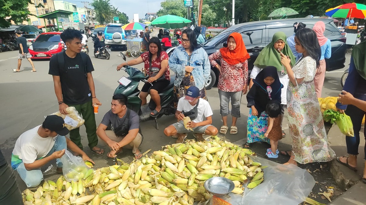 Penjual Jagung dan Arang Musiman di Palembang Panen Rezeki Jelang Malam Tahun Baru