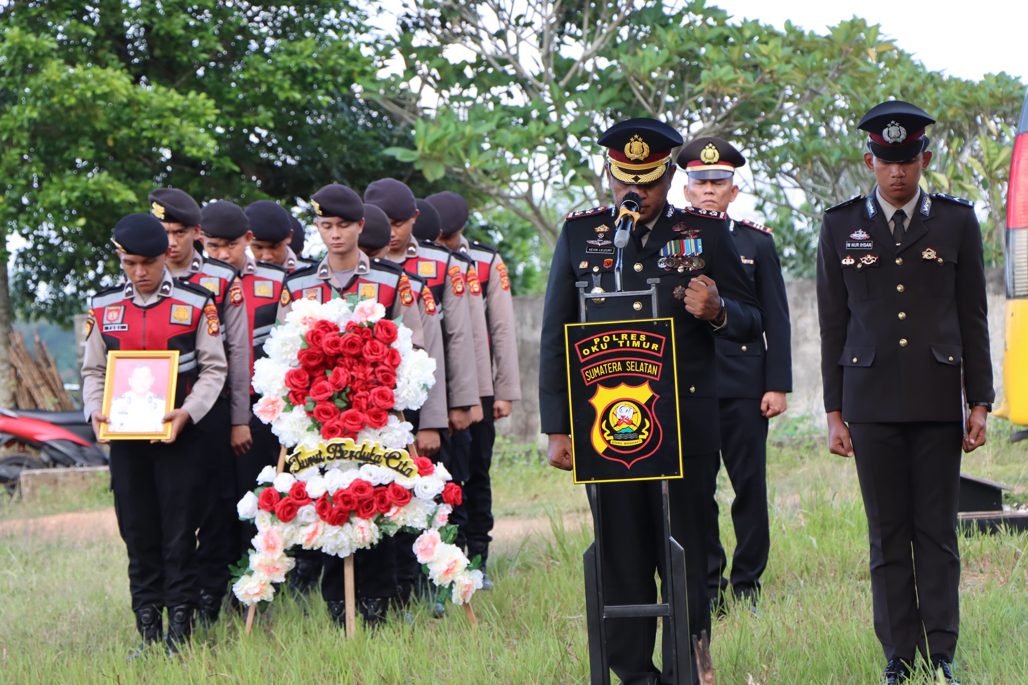 Kapolres OKU Timur Pimpin Prosesi Pemakaman Kapolsek Madang Suku I