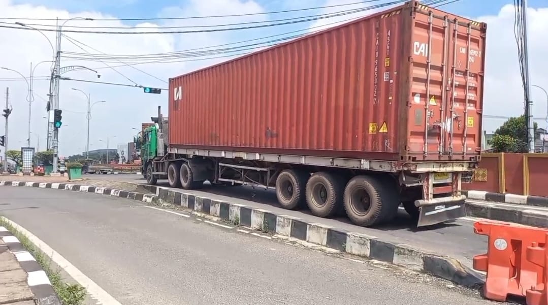 Truk Kontainer Tak Standar Bikin Resah Warga Palembang