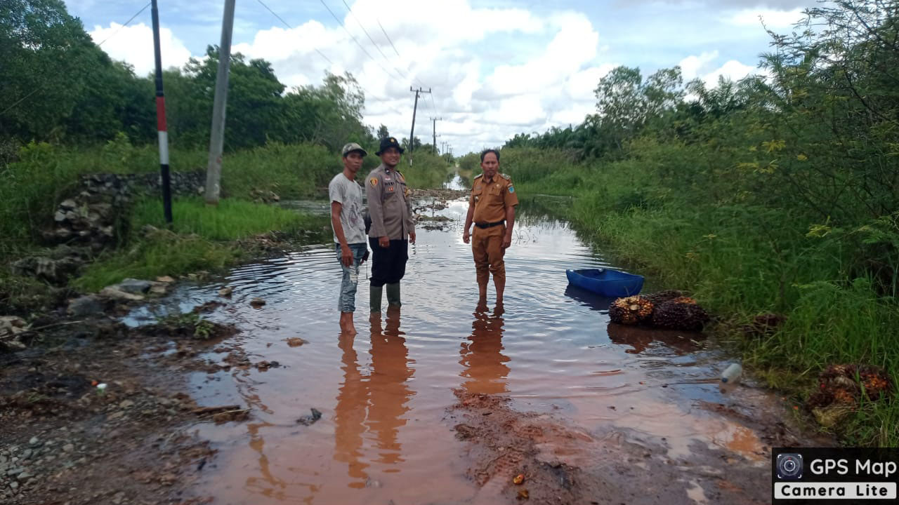 Curah Hujan Genangi Jalan Desa Tanjung Pule Kecamatan Indralaya Utara