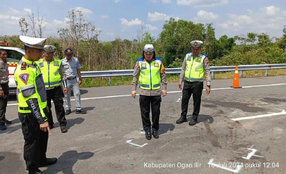 Polisi Olah TKP Kecelakaan di Tol Palembang-Prabumulih KM 48 Lokasi Kecelakaan Dokter Bella