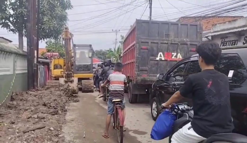 Warga Palembang Keluhkan Kemacetan dan Kerusakan Jalan Akibat Proyek Saluran Air