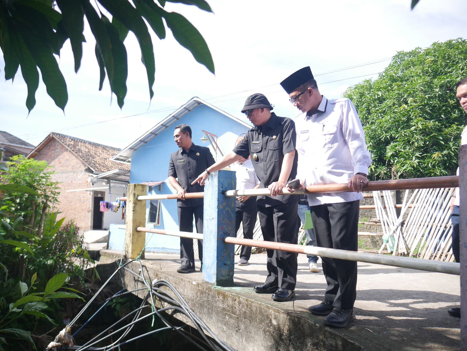 Bupati OKU Tinjau Normalisasi Selokan, Sembari Mendengarkan Keluhan Warga