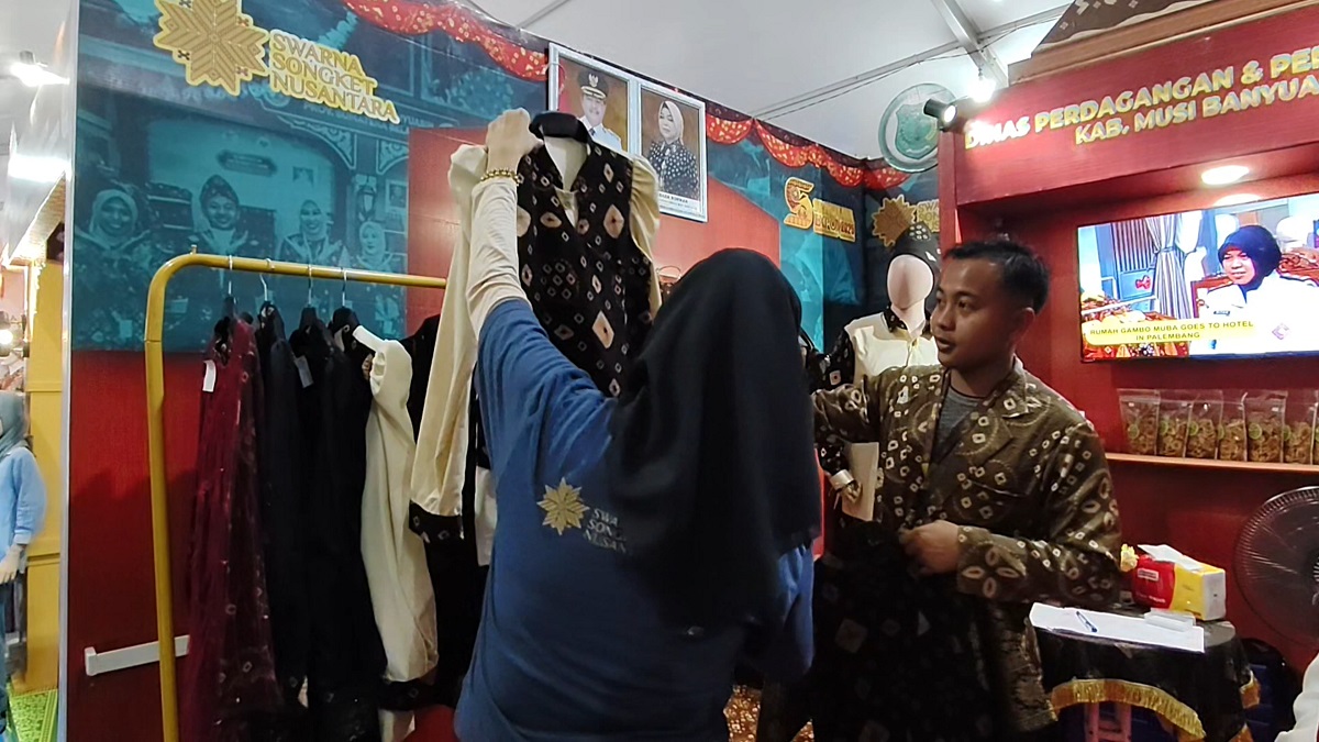Unik, Kain Gambo dari Limbah Gambir Muba Dilirik pada Sriwijaya Expo 2025