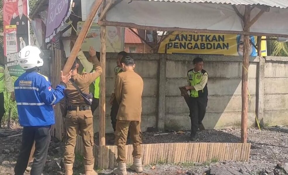 Pol-PP Bongkar Bangunan Liar Semi Permanen di Pintu Tol Kayuagung