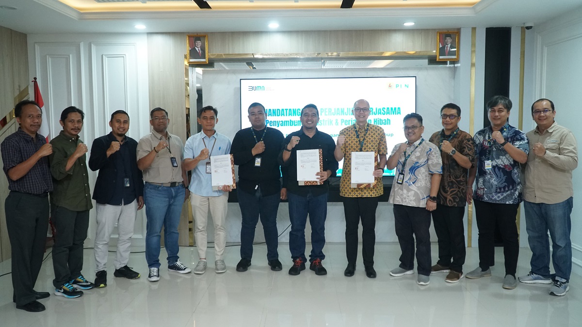 PLN UID S2JB & PT Smart Group Tbk Tandatangani Perjanjian Hibah dan Penyambungan Listrik