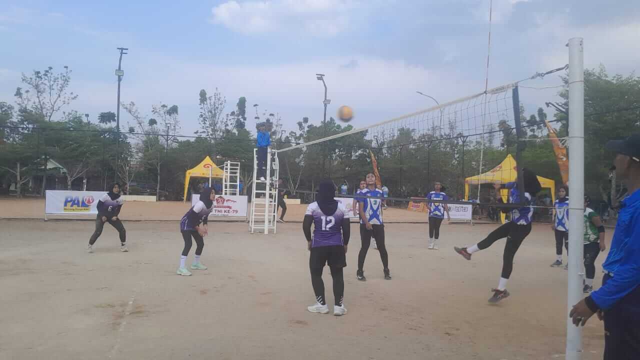 Tim Voli Putri Universitas PGRI Palembang Menang 3-1 di Open Tournament Volleyball Piala Pangdam II Sriwijaya