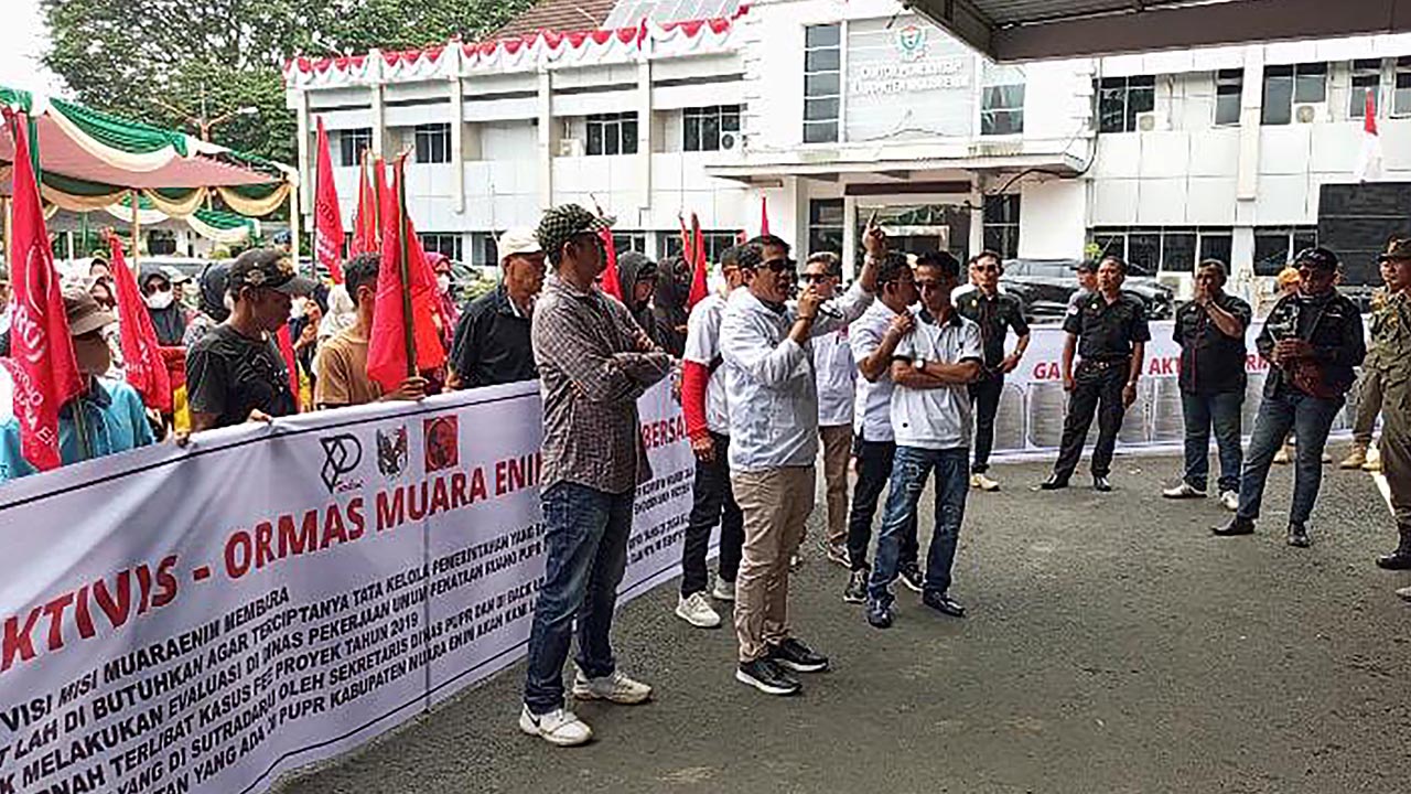 Aksi Damai Tuntut Bupati Segera Evaluasi Oknum Pejabat Dinas PUPR Muara Enim