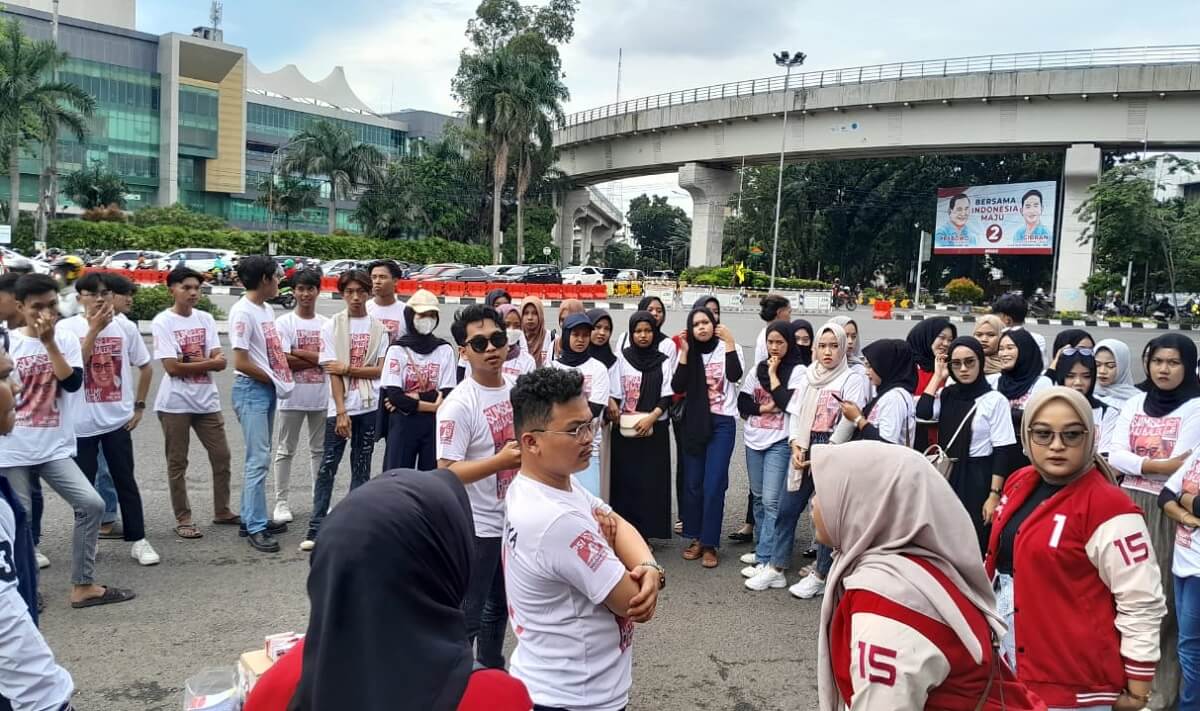 Helmy Yahya Bagikan Ribuan Bunga Mawar dan Cokelat di 5 Titik di Kota Palembang