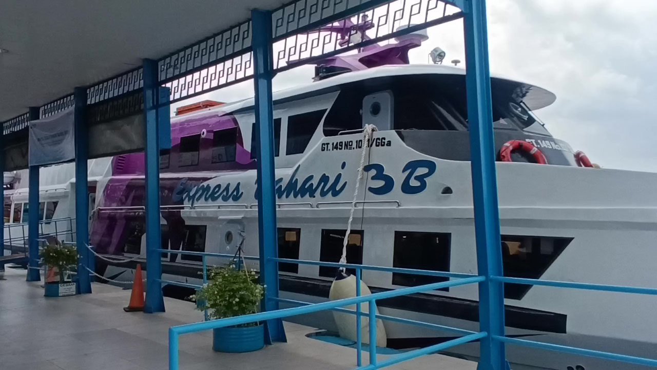Kapal Express Bahari Gagal Berangkat, Penumpang Kecewa!