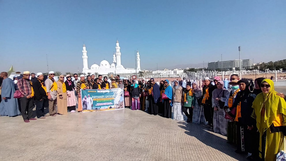 433 Jemaah Umroh Holiday Angkasa Wisata Ziarah Luar dan Dalam Madinah