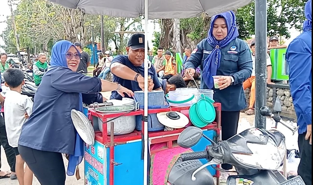 Aksi Berbagi! DPD NasDem Borong Es Sum-Sum dan Bagikan 500 Takjil