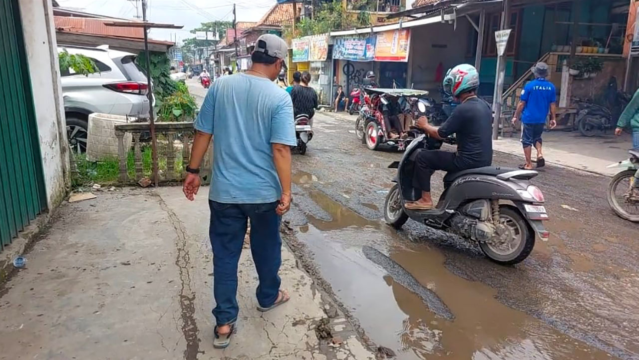 Warga Palembang Keluhkan Jalan Rusak di Simpang Sungki, Tak Ada Gorong-gorong dan Pipa Bocor