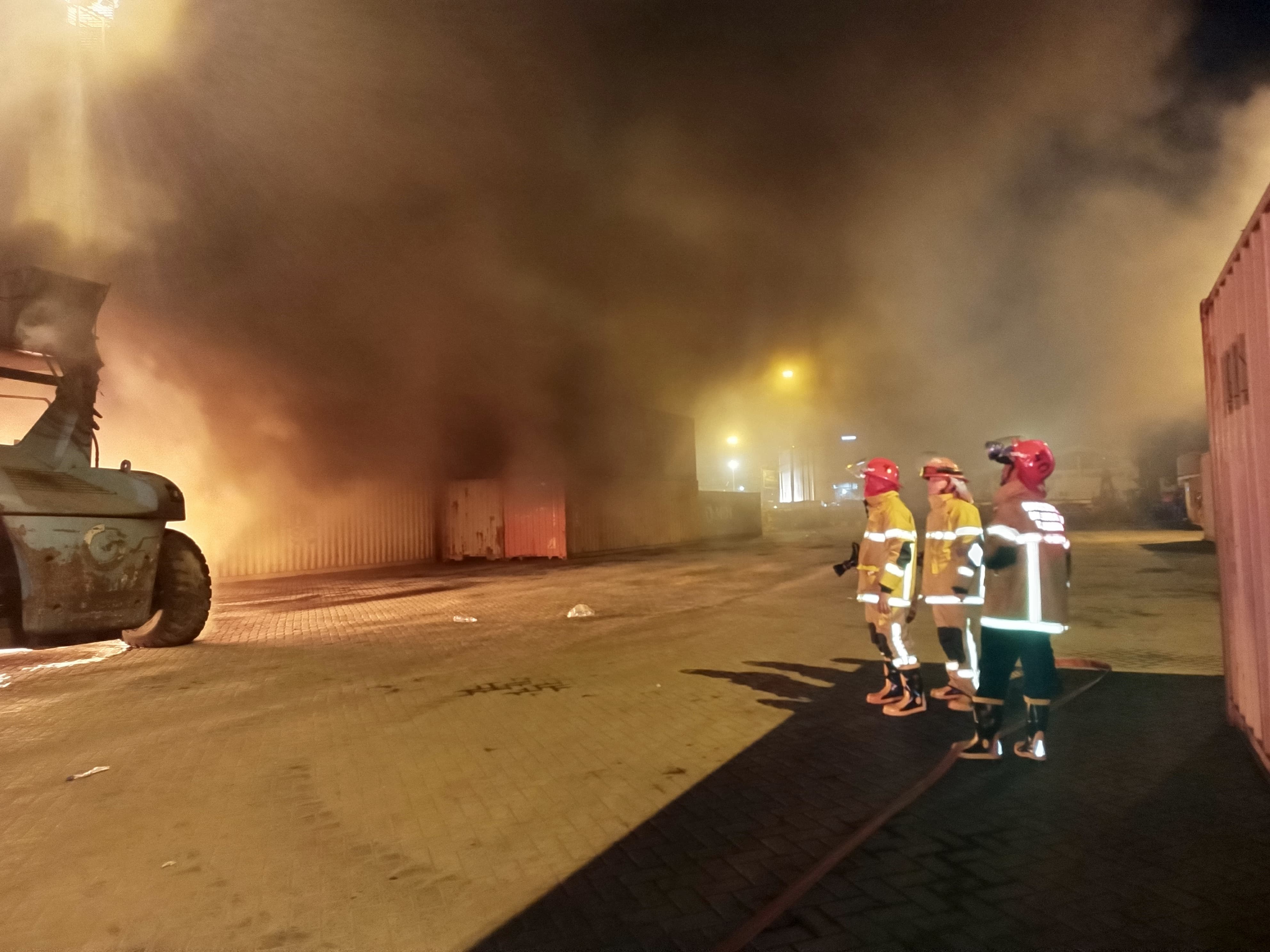 Kebakaran Hebat Mobil Crane di Pelindo Regional 2 Palembang