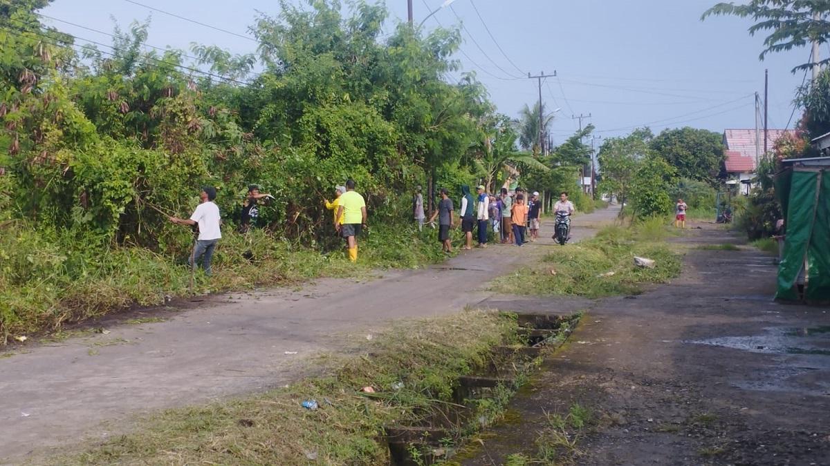 Warga RT 32 Srimulya Kompak Gotong Royong Jaga Kebersihan Lingkungan dan Jalin Silaturahmi