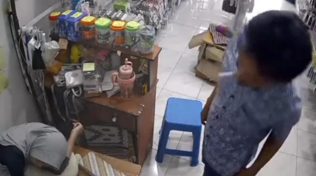 Aksi Pencurian Terekam CCTV, Handphone Pegawai Toko Aksesoris di Palembang Raib
