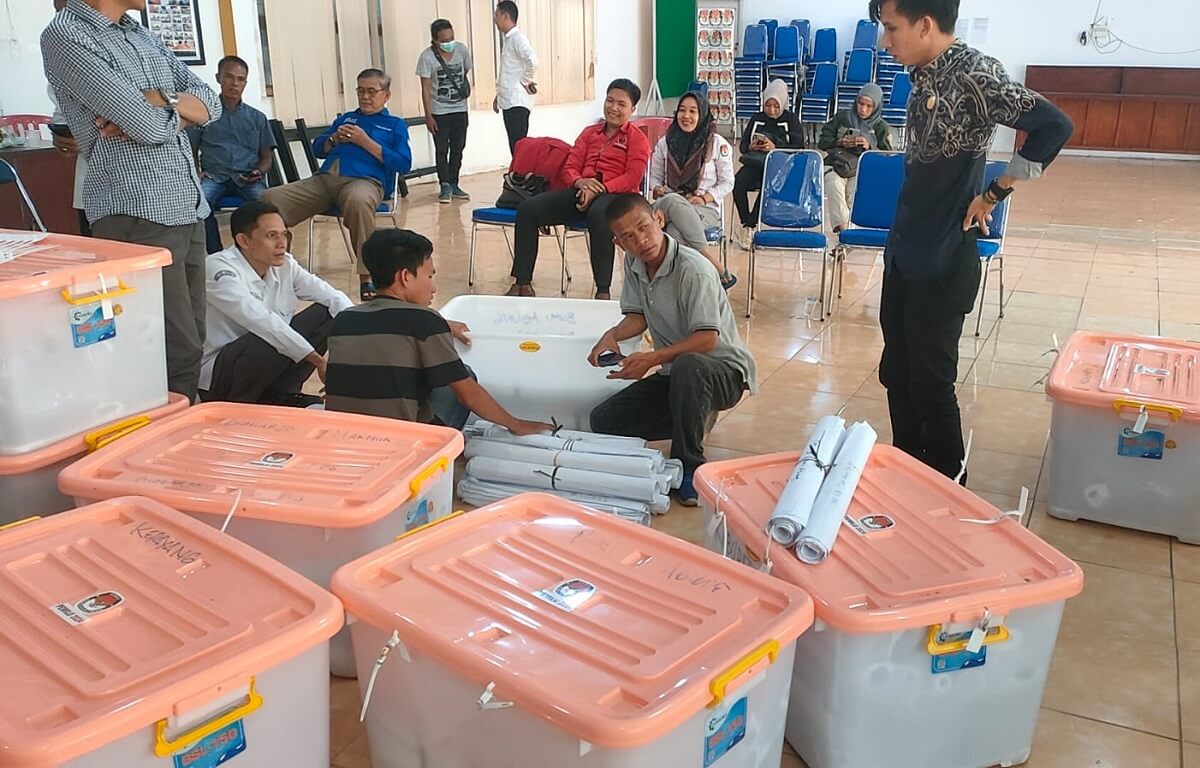 Lengkapi Bukti Sengketa Pemilu untuk Persidangan di Mahkamah Konstitusi, KPU OKI Buka Kontainer Surat Suara