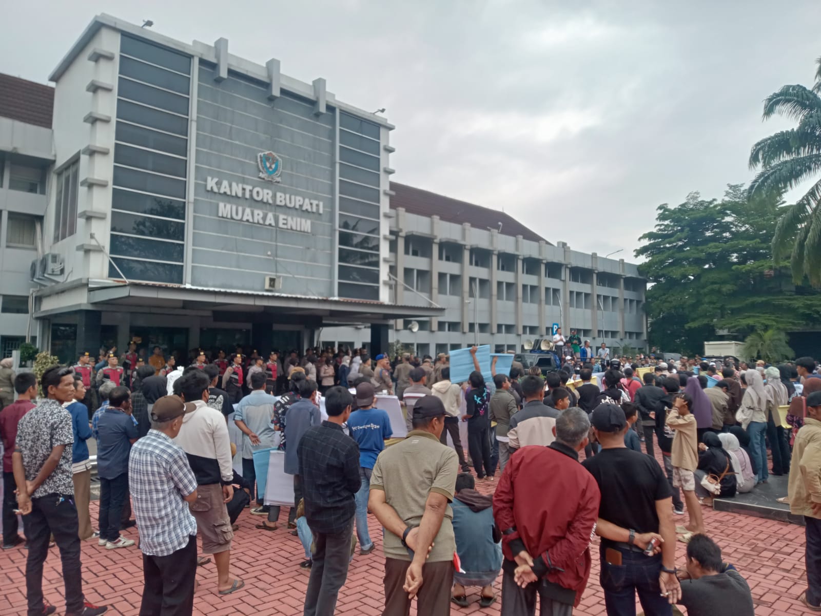 Ratusan Warga Gunung Megang Dalam Geruduk Kantor Bupati Muara Enim