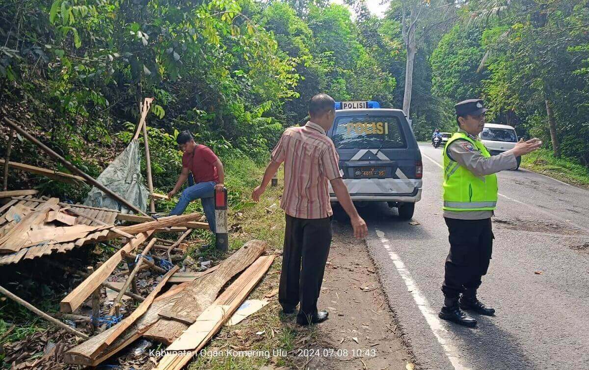 Diduga Pos Pungli, Aparat Polsek Baturaja Barat Bongkar Sebuah Bangunan di Jalan Lintas Sumatera