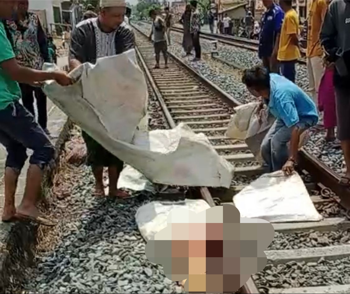BREAKING NEWS: Lansia Putus Kepala Tertabrak Kereta Babaranjang Dari Arah Palembang menuju Lampung