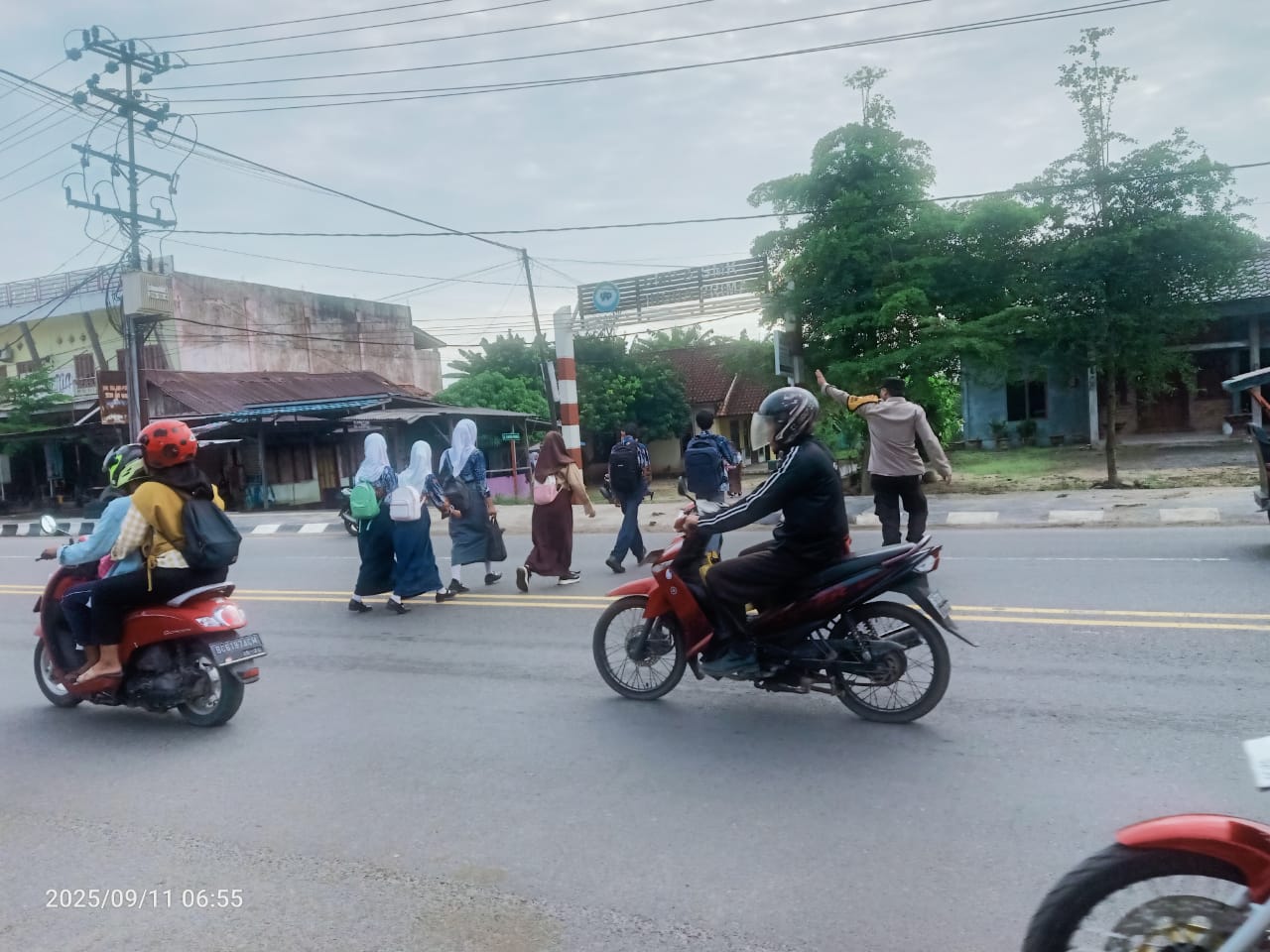 Atur Lalu Lintas di Jalintim Indralaya, Polsek Indralaya Laksanakan Strong Point