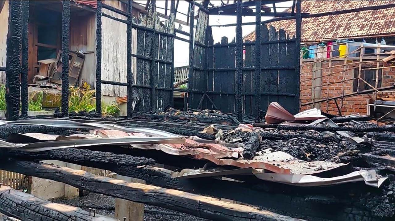 Diduga Korsleting Listrik, Rumah Panggung Semipermanen di 5 Ulu Palembang Hangus Terbakar