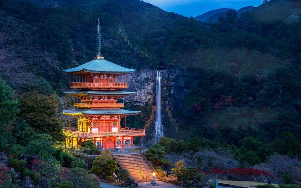  Kuil Agung Kumano Nachi Taisha Jepang, Destinasi Spiritual di Dekat Air Terjun 