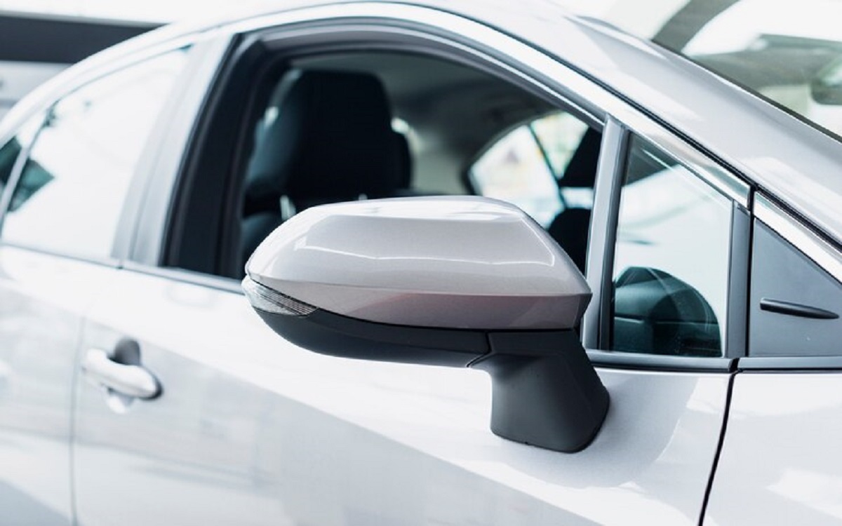 Memastikan Keselamatan Berkendara: Tips Langkah Mudah untuk Mengatur Kaca Spion Mobil dengan Benar