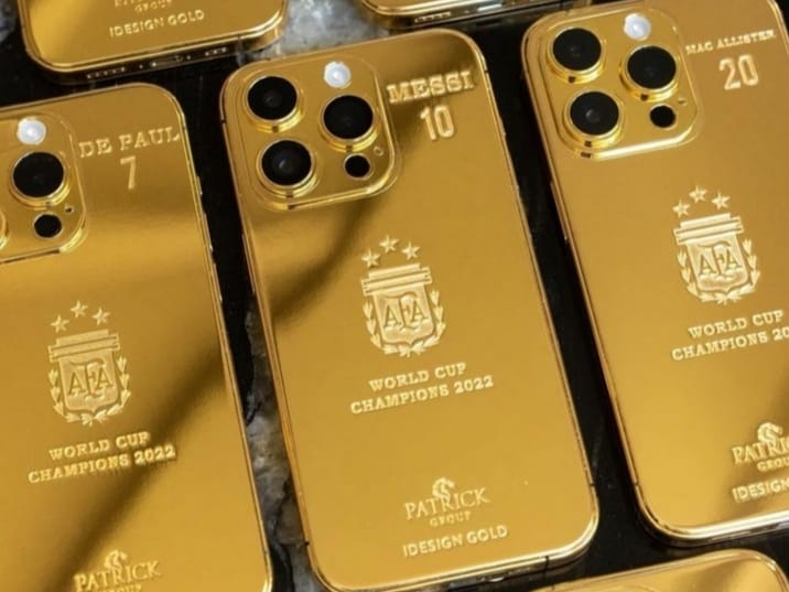 Waah! Lionel Messi Bagi-bagi iPhone 14 Berlapis Emas 24 Karat Seharga Rp3,2 Miliar