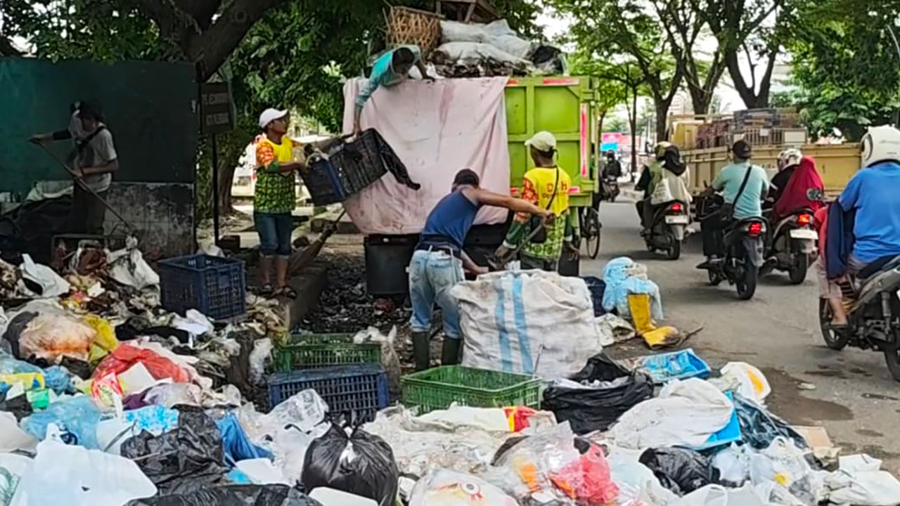 Sampah Berserakan Hingga ke Jalan Membuat Warga Kelurahan 3-4 Ulu Resah