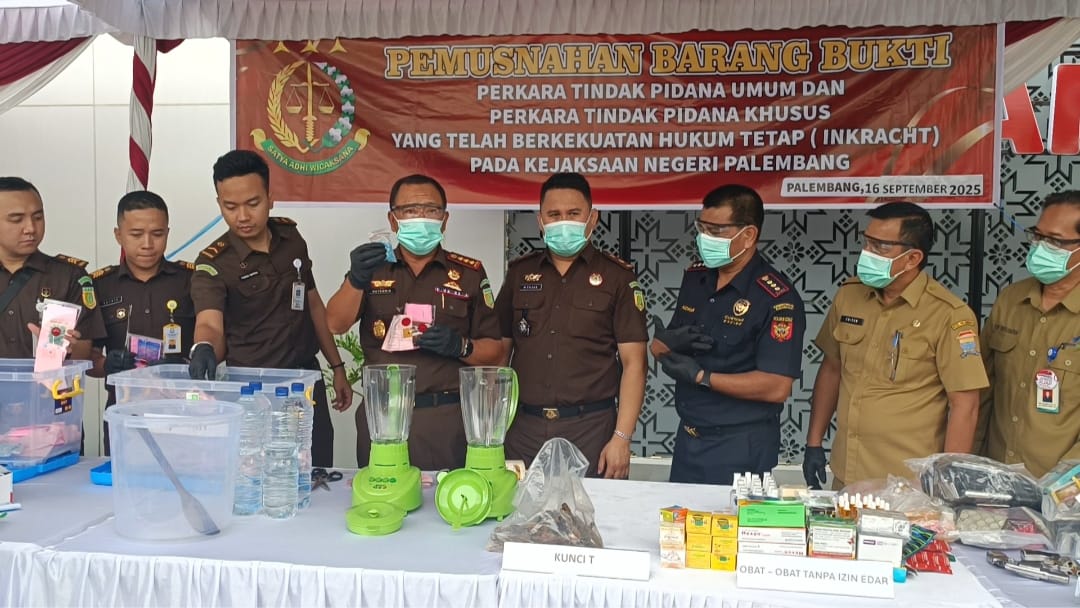 Kejari Palembang Hancurkan Ribuan Barang Bukti, Narkoba hingga Rokok Tanpa Cukai