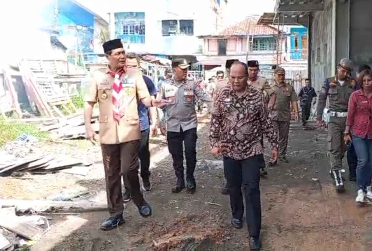 Bupati Sidak Bangunan Pasar, Gerbang Proyek di Buka Paksa