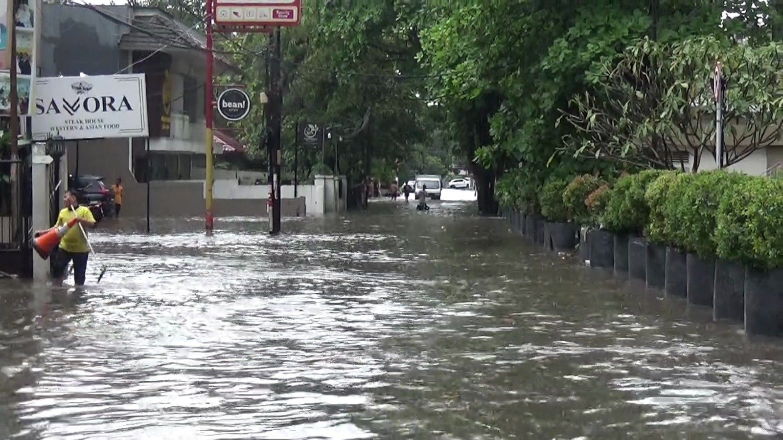 Hujan Deras Sebabkan Jalan Anwar Sastro Terendam Palembang