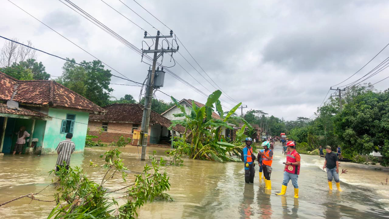 PLN ULP Tugumulyo Siaga Banjir, Amankan Jaringan Listrik Demi Keselamatan Masyarakat