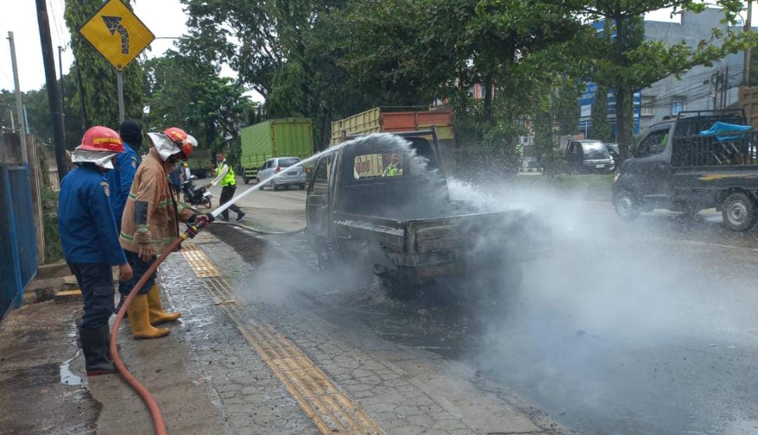 Mobil Diduga Pengangkut BBM Terbakar di Jalan Alamsyah Ratu Prawiranegara, Supir Melarikan Diri