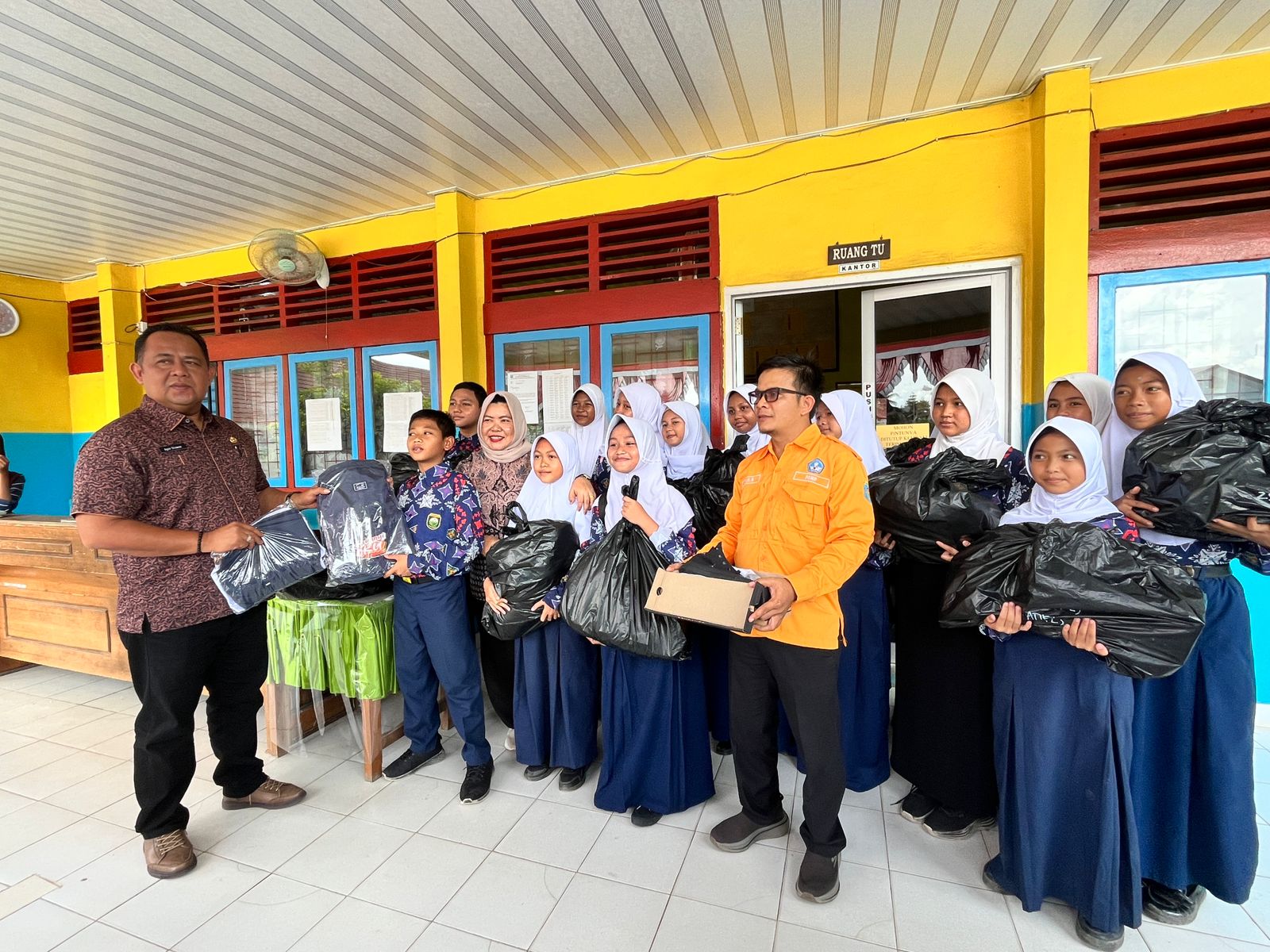 Seragam dan Peralatan Sekolah Gratis Mulai Dibagikan, Ini Merupakan Janji Kampanye Teddy-Marjito