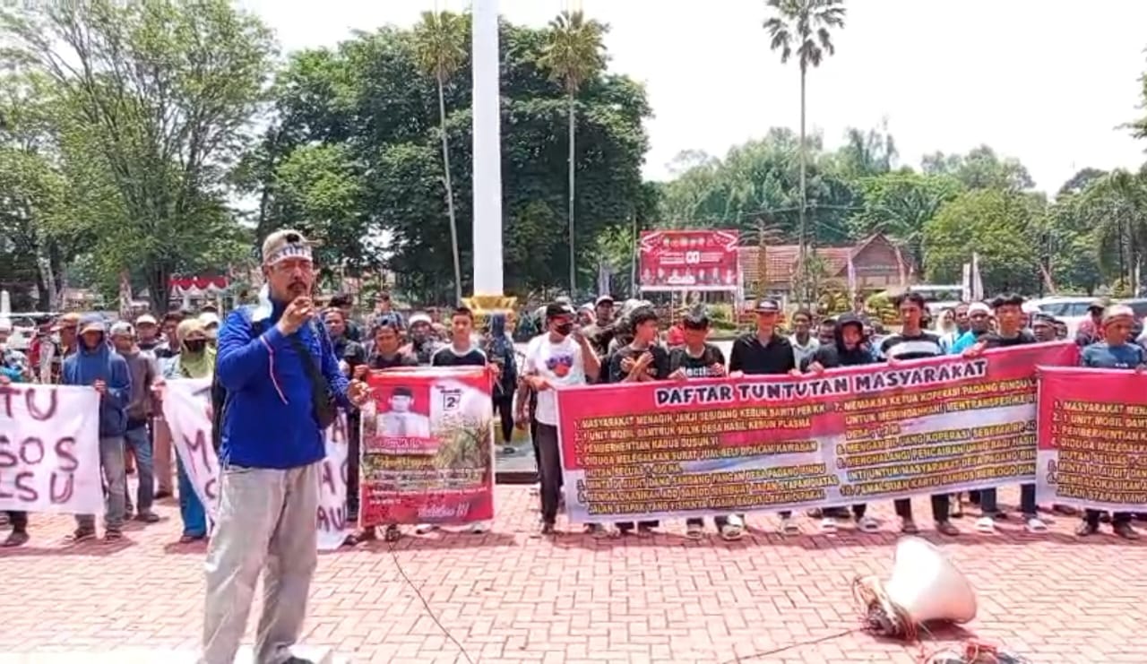Ratusan Massa Geruduk Kantor Bupati Muara Enim, Minta Nonaktifkan Kades Padang Bindu