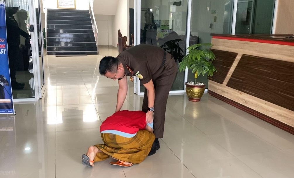 Dibebaskan dari Tuntutan Hukum, Ledis Setiawan Bersujud di Kaki Kajari OKU Timur