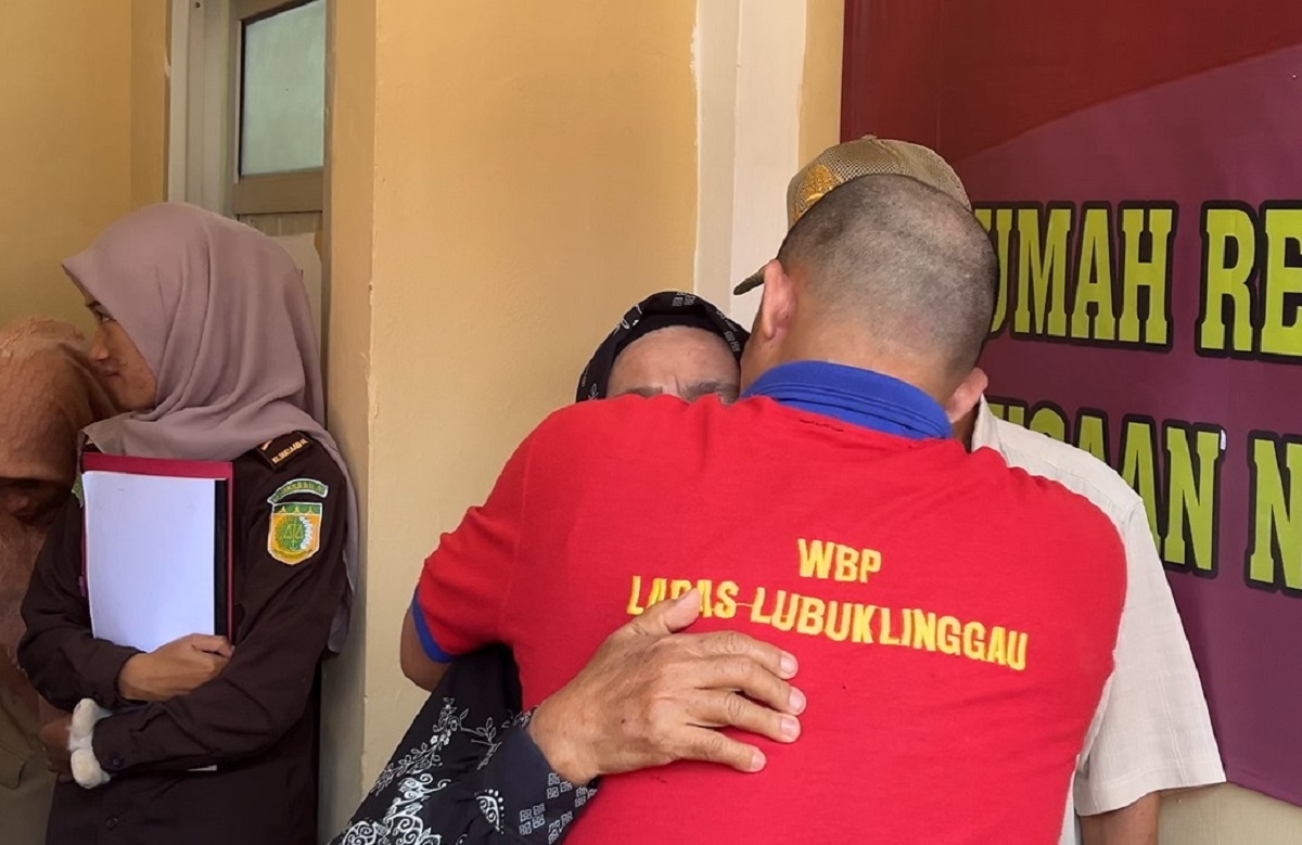  Kejari Lubuk Linggau Hentikan Penuntutan, Tersangka Peluk Orang Tuanya Usai Restorative Justice