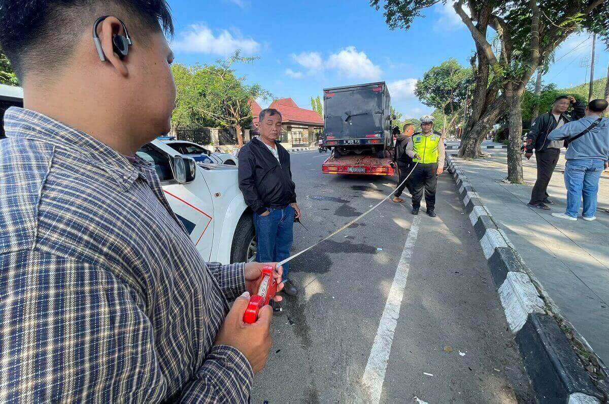 Diduga Mengalami Pecah Ban, Mobil Pengangkut Uang ATM Tabrak Pohon