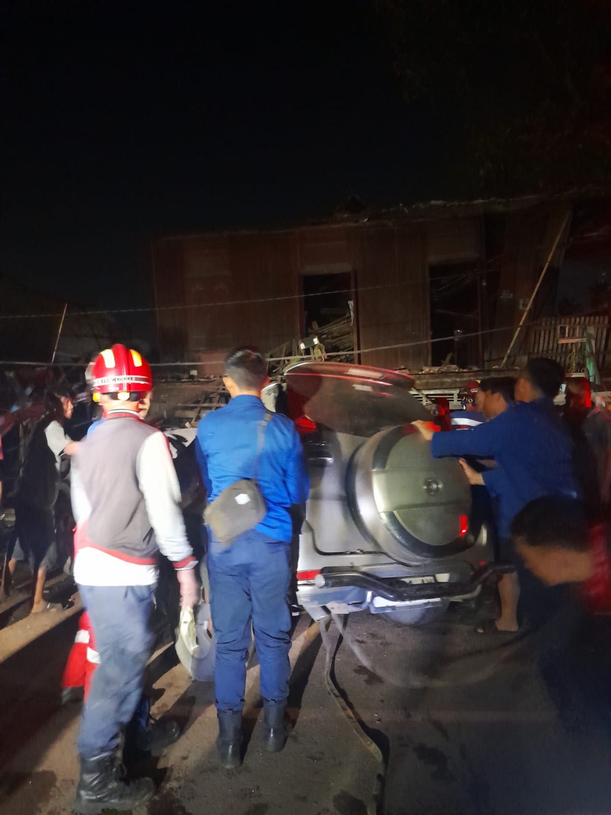 Rumah Kayu Tua Ambruk, Timpa Mobil Warga Hingga Ringsek