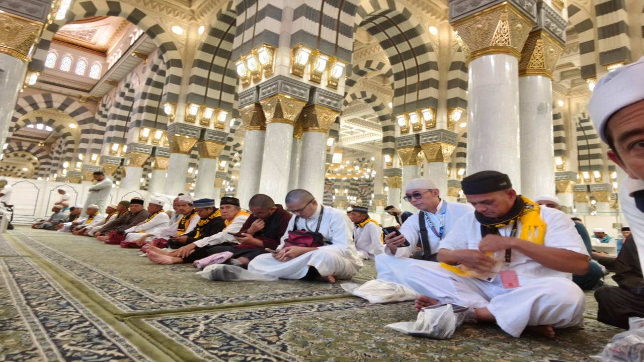 Tangis Haru Iringi 433 Jemaah Holiday Angkasa Wisata Saat Berziarah ke Makam Rasulullah