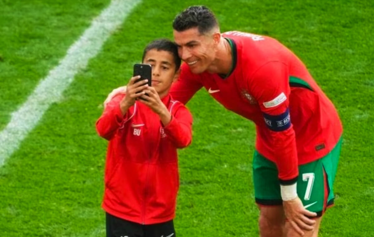 UEFA Akan Beri Sanksi ke Anak Kecil yang Berswafoto dengan Kapten Timnas Portugal Cristiano Ronaldo